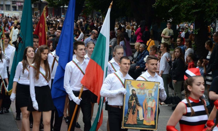 Шествие за Деня на светите братя Кирил и Методий спира движението край Хуманитарната гимназия и в Стария град